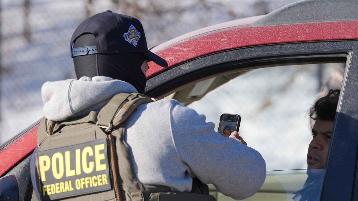 Federalni agent ICE koristi aplikaciju za prepoznavanje lica tokom zaustavljanja u saobraćaju u Mineapolisu 27. januara