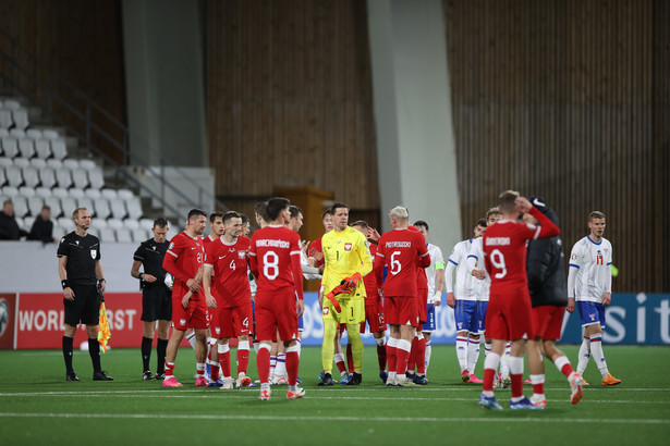 Piłkarze reprezentacji Polski po wygranym meczu eliminacyjnym grupy E mistrzostw Europy z Wyspami Owczymi