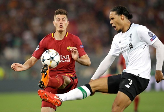 Virdžil van Dajk u duelu sa Patrikom Šikom