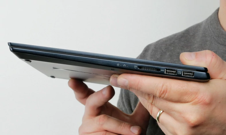 Mierzący ok. 19 mm wysokości IdeaPad S540 ma po lewej stronie czytnik kart pamięci oraz dwa gniazda USB 3.1 (gen. 1)