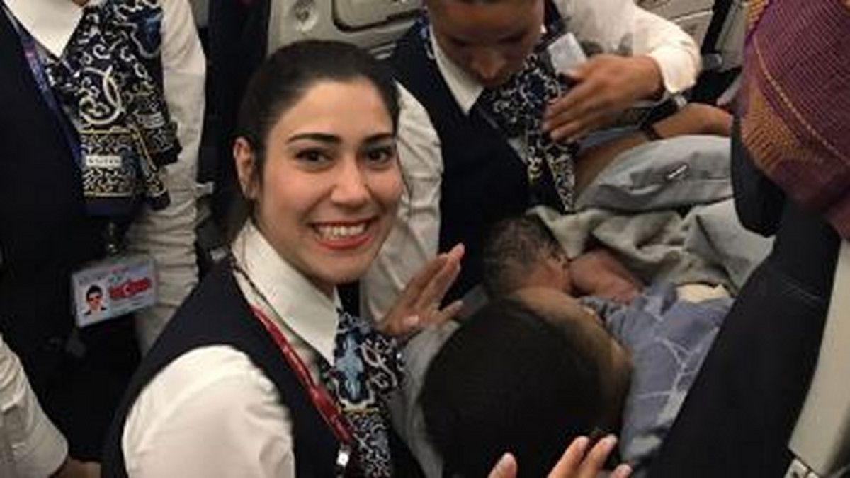W piątek w samolocie linii lotniczych Turkish Airlines lecącym z Konkary w Gwinei do Wagadugu w Burkina Faso jedna z kobiet zaczęła nagle rodzić. Maszyna nie zdążyła wylądować awaryjnie, a dziecko przyszło na świat dzięki załodze w trakcie lotu.