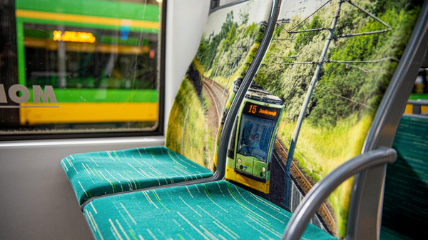 Fotografie użytkowanych kiedyś i dzisiaj pojazdów MPK Poznań znalazły się na siedzeniach w tramwaju Moderus Gamma (numer boczny 628). Poznański przewoźnik rozpoczyna testy kolejnych materiałów obiciowych, przedstawiając w nietypowy sposób historię komunikacji miejskiej.