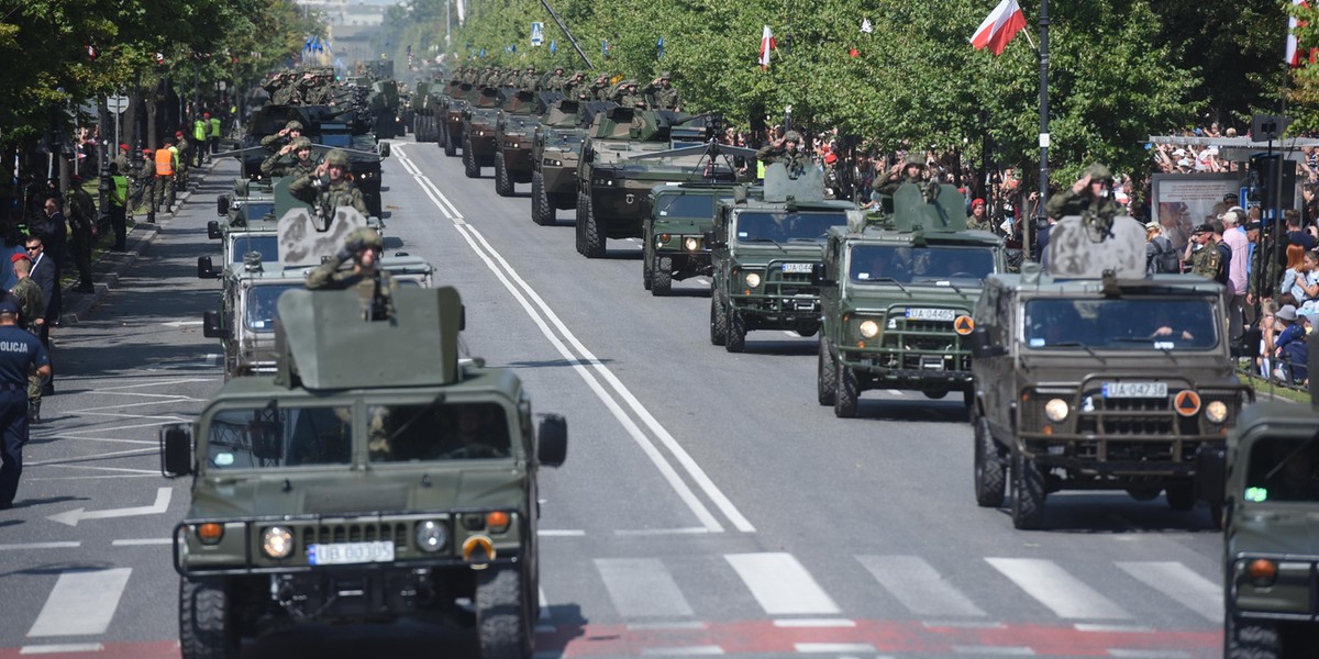 Znęcali się nad nim w wojsku. Po latach dostanie fortunę