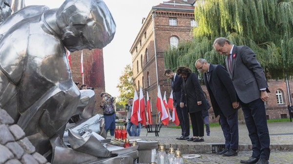 Nowa ekspozycja w Muzeum Poczty Polskiej przypomina o ludziach, których dramatyczne losy stały się częścią polskiej pamięci historycznej.