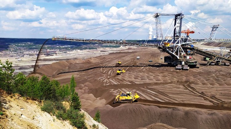 Prace przy formowaniu plaży w bełchatowskiej odkrywce