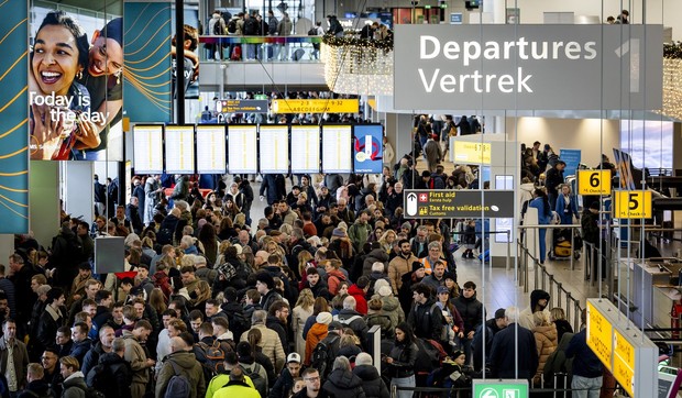 Gužve na aerodromu Shiphol zbog otkazivanja letova, Amsterdam, 2. januara