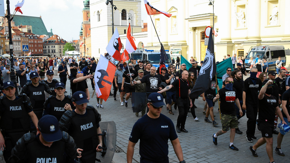 Ulicami Warszawy przeszła dziś niewielka grupa nacjonalistów, którzy uczestniczyli we własnym pochodzie pierwszomajowym pod hasłem "Praca, Naród, Sprawiedliwość". Spora grupa osób starała się zablokować marsz - informuje gazeta.pl