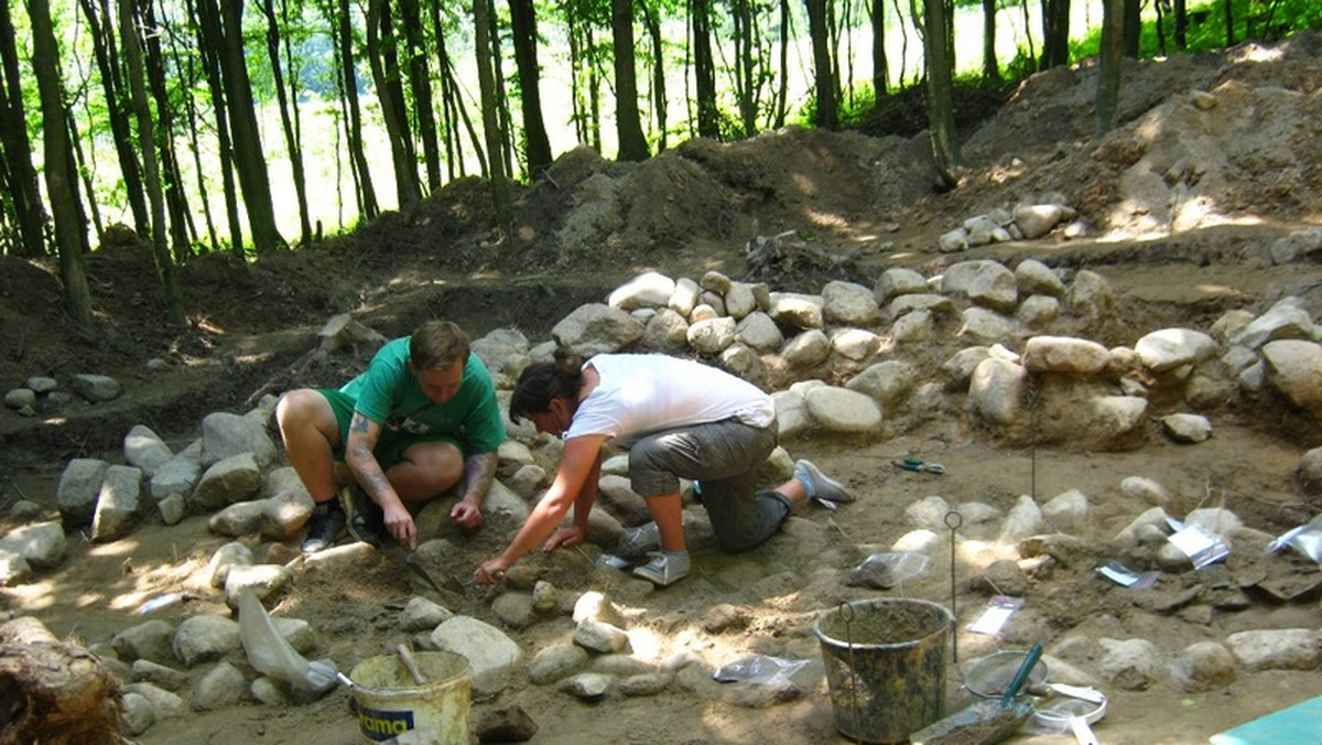 Archeolodzy z Uniwersytetu Warszawskiego zakończyli w niedzielę wykopaliska na cmentarzysku kurhanowym z wczesnej epoki żelaza, odkrytym w lasach koło wsi Samławki na Warmii. Odsłonięte i zrekonstruowane kamienne kręgi zostaną udostępnione turystom.