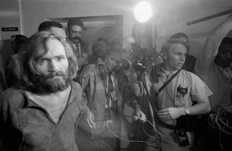 Charles Manson doprowadzony do więzienia w Los Angeles w sierpniu 1969 r.