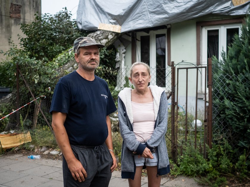 Drzewo spadło na część domu, w której mieszkali pani Anna i pan Mariusz