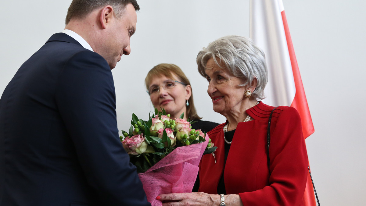 Przyjęcie 25 lat temu przez prezydenta Lecha Wałęsę insygniów władzy prezydenckiej II RP od ostatniego prezydenta Polski na uchodźstwie Ryszarda Kaczorowskiego było symbolem odrodzenia się wolnej Polski i odnowienia wspólnoty narodu - powiedział dziś prezydent Andrzej Duda.