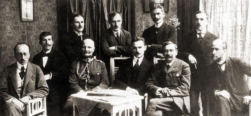 Traktat ryski - polska delegacja. Od lewej: Władysław Kiernik, gen. Mieczysław Kuliński, Jan Dąbski, Stanisław Grabski, Leon Wasilewski. Stoją: Michał Wichliński, Witold Kamieniecki, Norbert Barlicki, Adam Mieczkowski, Ludwik Waszkiewicz, domena publiczna.