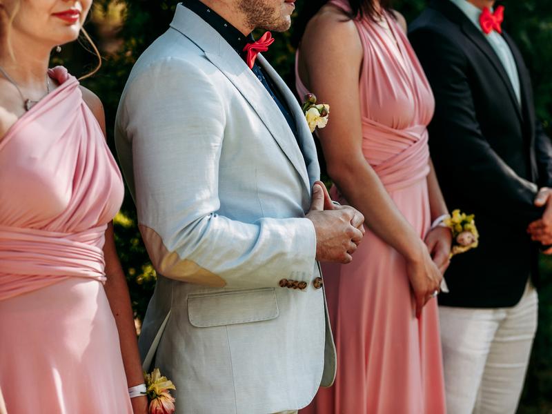 Jak się ubrać na wesele po 50-tce? Damskie i męskie stylizacje