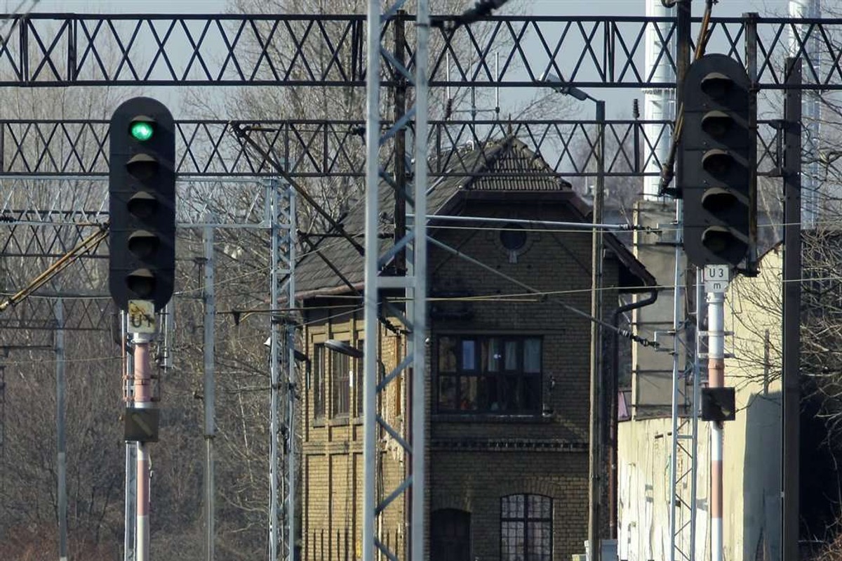 O krok od tragedii. Kompletnie pijany maszynista przejechał na czerwonym świetle semafora