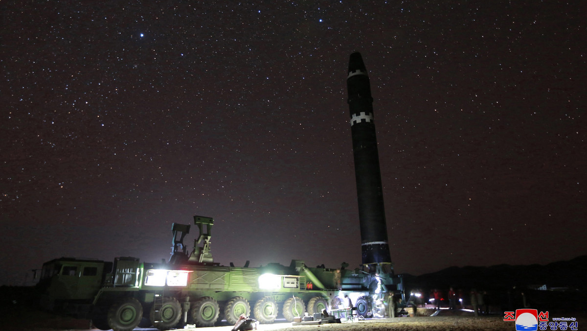 Wystrzelona we wtorek północnokoreańska międzykontynentalna rakieta balistyczna Hwasong-15 ma zasięg ponad 13 tys. km co oznacza, że w jej zasięgu znajduje się prawie całe terytorium USA - oświadczył dziś rzecznik ministerstwa obrony Korei Płd. Ocenę potwierdzili eksperci USA.