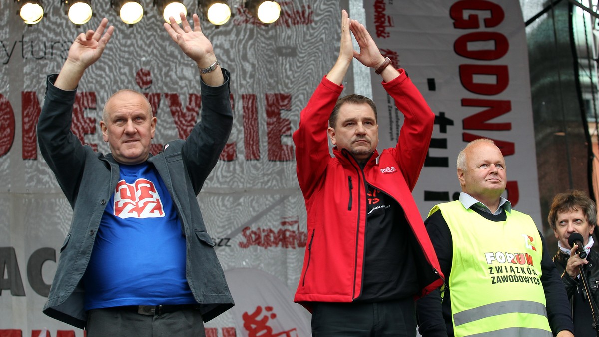 To Komisja Trójstronna jest miejscem dialogu o prawach pracowniczych, a zaproszenie do powrotu związków do niej jest cały czas aktualne - powiedział rzecznik rządu Paweł Graś, poproszony o komentarz do zakończonego w sobotę protestu trzech central związkowych.