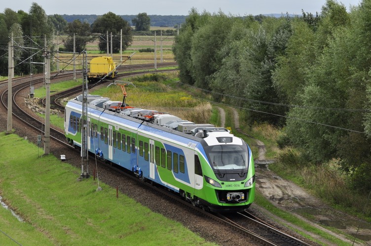 Biało-zielono-niebieski pociąg pasażerski dla Podkarpacia nie sposób pomylić z pozostałymi zespołami trakcyjnymi zamówionych przez województwa małopolskie, świętokrzyskie i śląskie. Skład jest w pełni niskopodłogowy. Może się rozpędzić do 160 km/h.