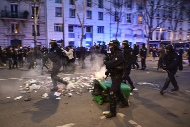 Starcia podczas demonstracji przeciwko rządowej reformie emerytalnej na placu Vauban w Paryżu, Francja, 20 marca 2023 r.