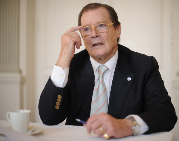 Wielki powrót legendy! Roger Moore reklamuje wodę jako James Bond