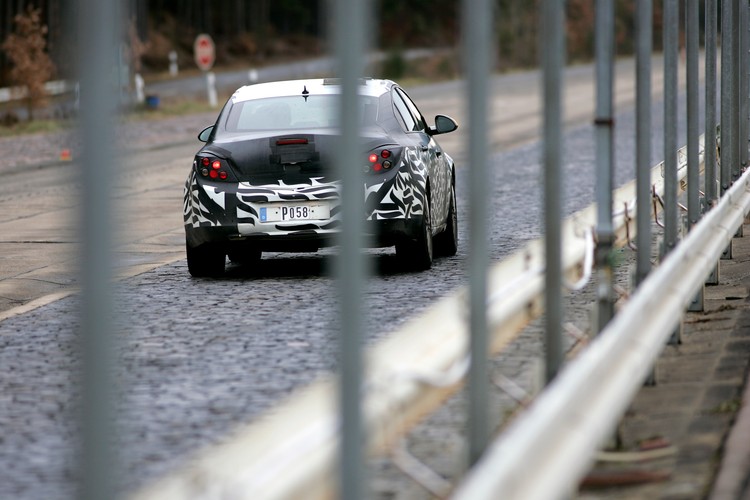 Kiedy samochód jedzie mniej niż 50 km/h komputer 'zapala' światło miejskie