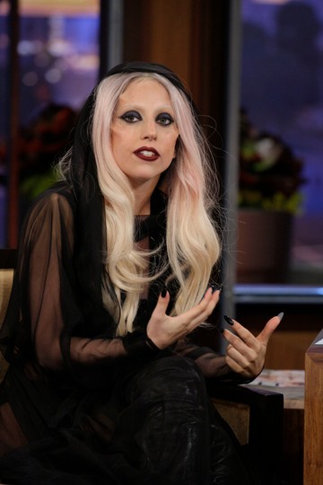 Nem tántorodik vissza a szőke szemöldök viselésétől sem Lady Gaga, a gótikus stílus pedig közel áll a szívéhez
