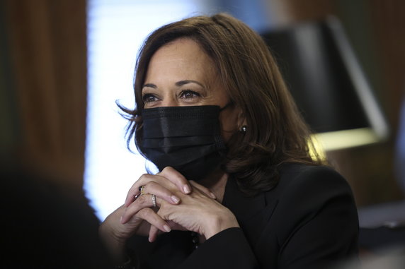 Kamala Harris świetnie mówi po francusku