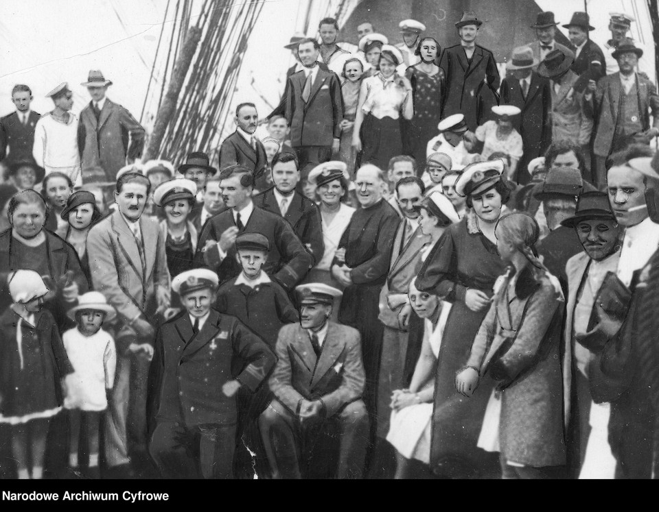 Rok 1935. Polacy z Kurytyby podczas zwiedzania statku szkolnego "Dar Pomorza" zakotwiczonego w porcie Paranagua w Brazylii