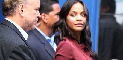 Ciężarna Zoe Saldana w obcisłej kreacji