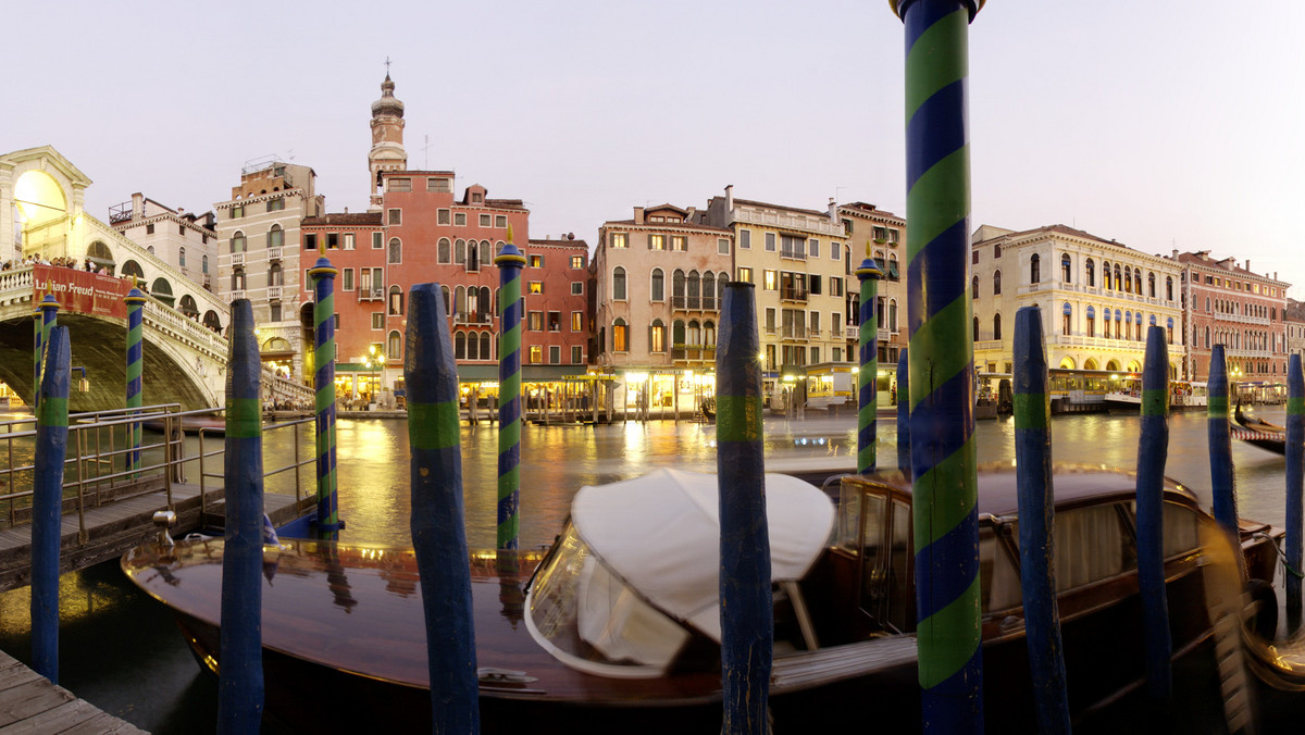 Mieszkańcy Wenecji coraz ostrzej protestują przeciwko rozwojowi turystyki, która zamienia ich miasto w park rozrywki. Właśnie wygrali pierwszą bitwę - o zachowanie historycznego targu rybnego przy moście Rialto.