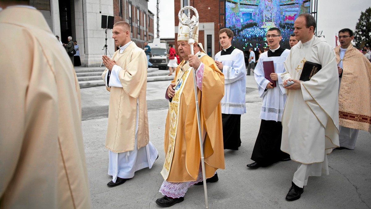 - Polscy duchowni mają duże wpływy w Watykanie. Chodzi zwłaszcza o kardynała Stanisława Dziwisza, który od lat jest jedną z najważniejszych osób za Spiżową Bramą – mówi w rozmowie z Onetem dr Magdalena Ogórek. Jak podkreśla, siłę "polskiego lobby" w Stolicy Apostolskiej obrazuje podejście papieża Franciszka do kwestii kanonizacji Jana Pawła II i organizacji Światowych Dni Młodzieży w Krakowie.