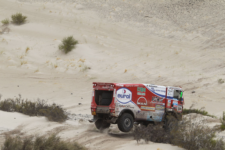 Dakar 2013: ciężarówka bez skrzyni, Małysz traci oddech (13. etap, wyniki, galeria)