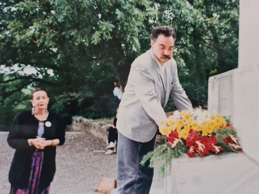 Rajko Petrov Nogo i Svetlana Bojković na Brankoivom grobu, Stražilovo, 1991