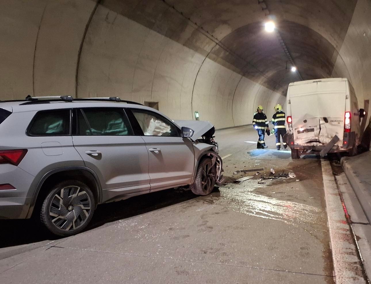 V tuneli Višňové sa zrazilo osobné auto s dodávkou.