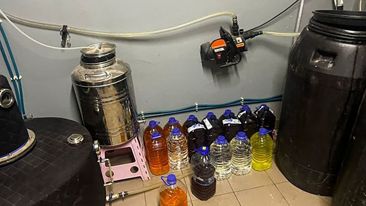 Policjanci z Sierpca zlikwidowali dwie nielegalne linie produkcji alkoholu