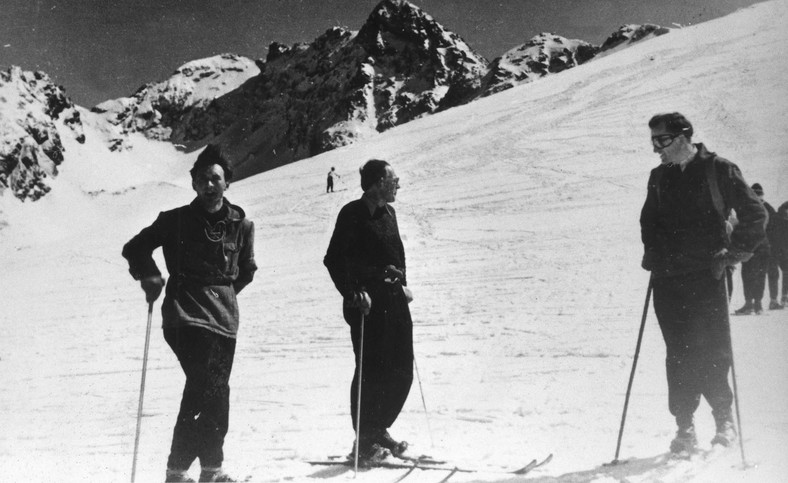Ksiądz Karol Wojtyła (z prawej) na nartach z przyjaciółmi w latach 50.