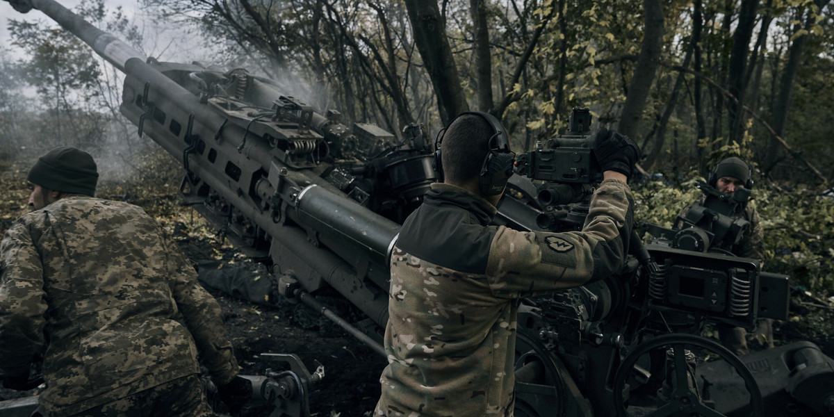 Ukraińscy żołnierze ostrzeliwują pozycje rosyjskie z dostarczonej przez USA haubicy M777 we wschodnim regionie Doniecka w Ukrainie. 23 października 2022 r.