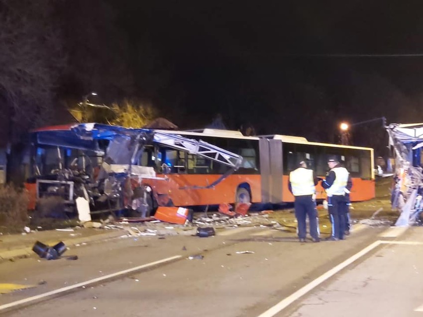 Autobus je potpuno uništen