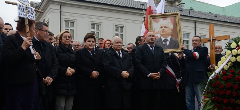 90. miesięcznicza katastrofy smoleńskiej. Barierki na Krakowskim Przedmieściu, premier i prezes PiS złożyli kwiaty