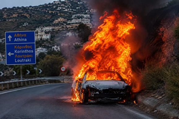 DRAMA PORODICE IZ SRBIJE NA POVRATKU IZ GRČKE! Potpuno im se zapalio AUTO, sve izgorelo osim jedne stvari - među PEPELOM Jelena pronašla ČUDO
