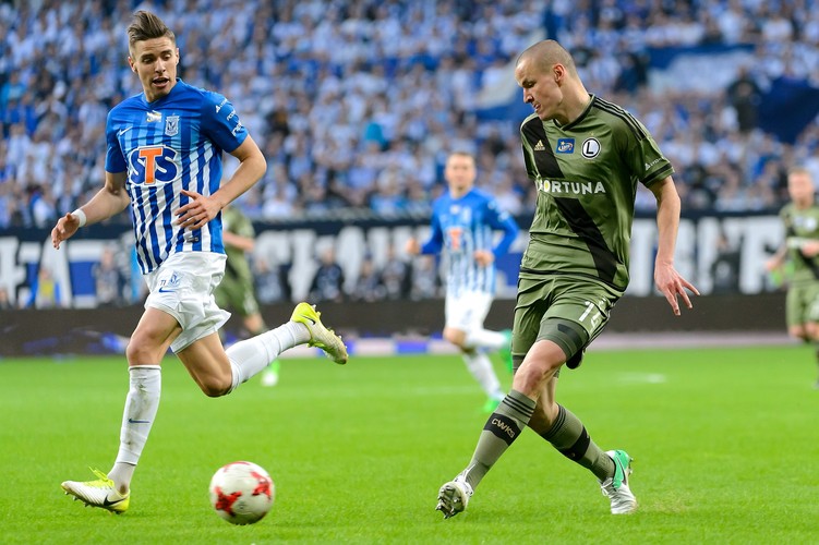 Piłkarz Lecha Poznań Jan Bednarek (L) i Adam Hlousek (P) z Legii Warszawa