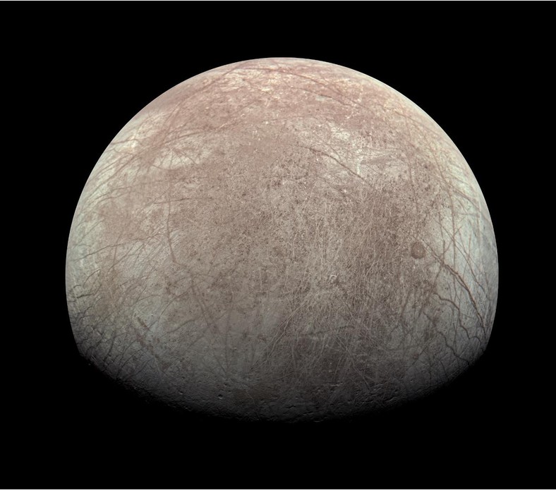 Europa, księżyc Jowisza, widziana z sondy Juno 29 września 2022 r. Naukowcy podejrzewają, że pod lodową skorupą kryje się ocean ciekłej wody, a w nim — być może życie. 