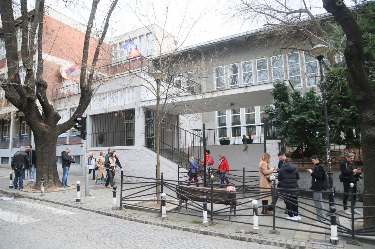 Die Eltern, die heute Abend eine Kundgebung vor der Grundschule „Vladislav Ribnikar“ ankündigten, stellten fünf Forderungen an die serbische Regierung.
