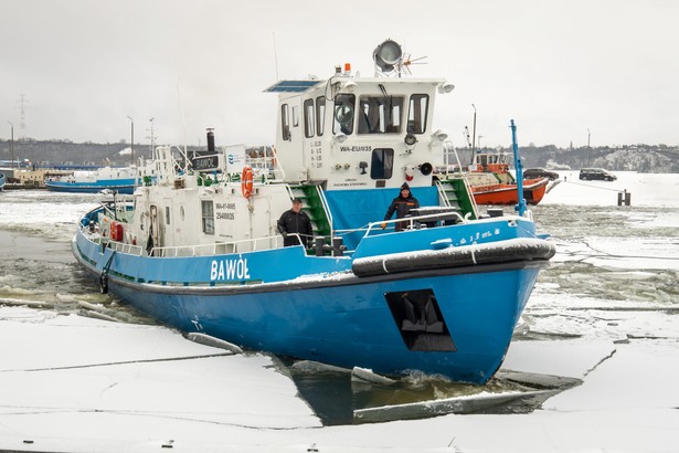 Włocławek, 13.02.2021. Lodołamacz na terenie Zbiornika Wodnego Włocławek, 13 bm. Prezes Wód Polskich Przemysław Daca poinformował o rozpoczęciu akcji lodołamania na Wiśle oraz zbiorniku we Włocławku. (tż/amb) PAP/Tytus Żmijewski