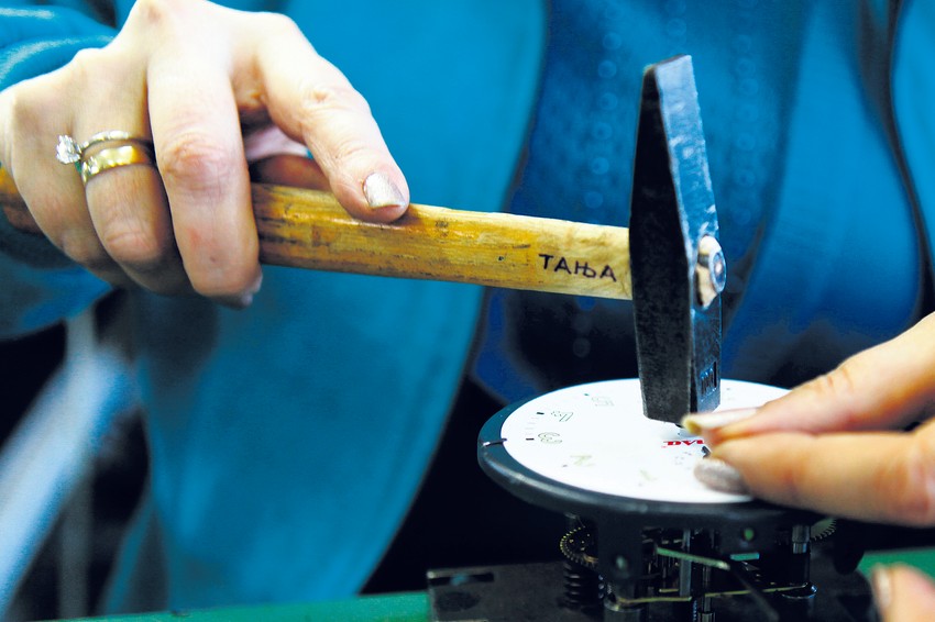 Budilnici su postali i suveniri Beograda, pa ispod kazaljki stoji slika Hrama  Svetog Save, Mosta na Adi... 