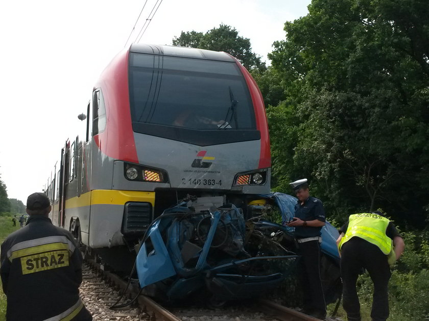 Dwie osoby zginęły w zderzeniu renault z pociągiem w Łodzi.