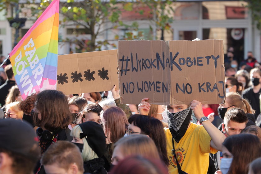 Czarny protest w Łodzi przed PiS i katedrą