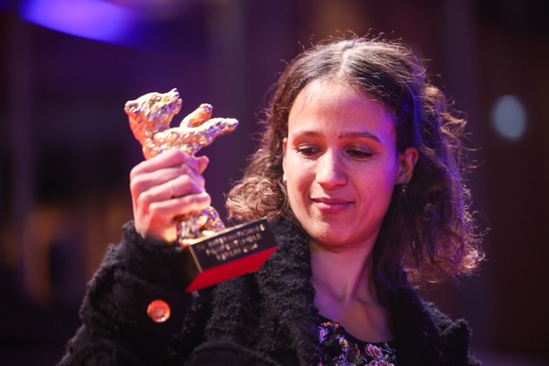 Mati Diop ze statuetką Złotego Niedźwiedzia na Berlinale 2024.