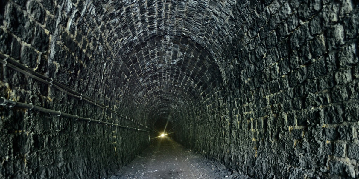 W tunelu pod mostem ktoś mieszkał. Mały chłopiec nie miał o tym pojęcia. Niepotrzebnie tam wchodził!