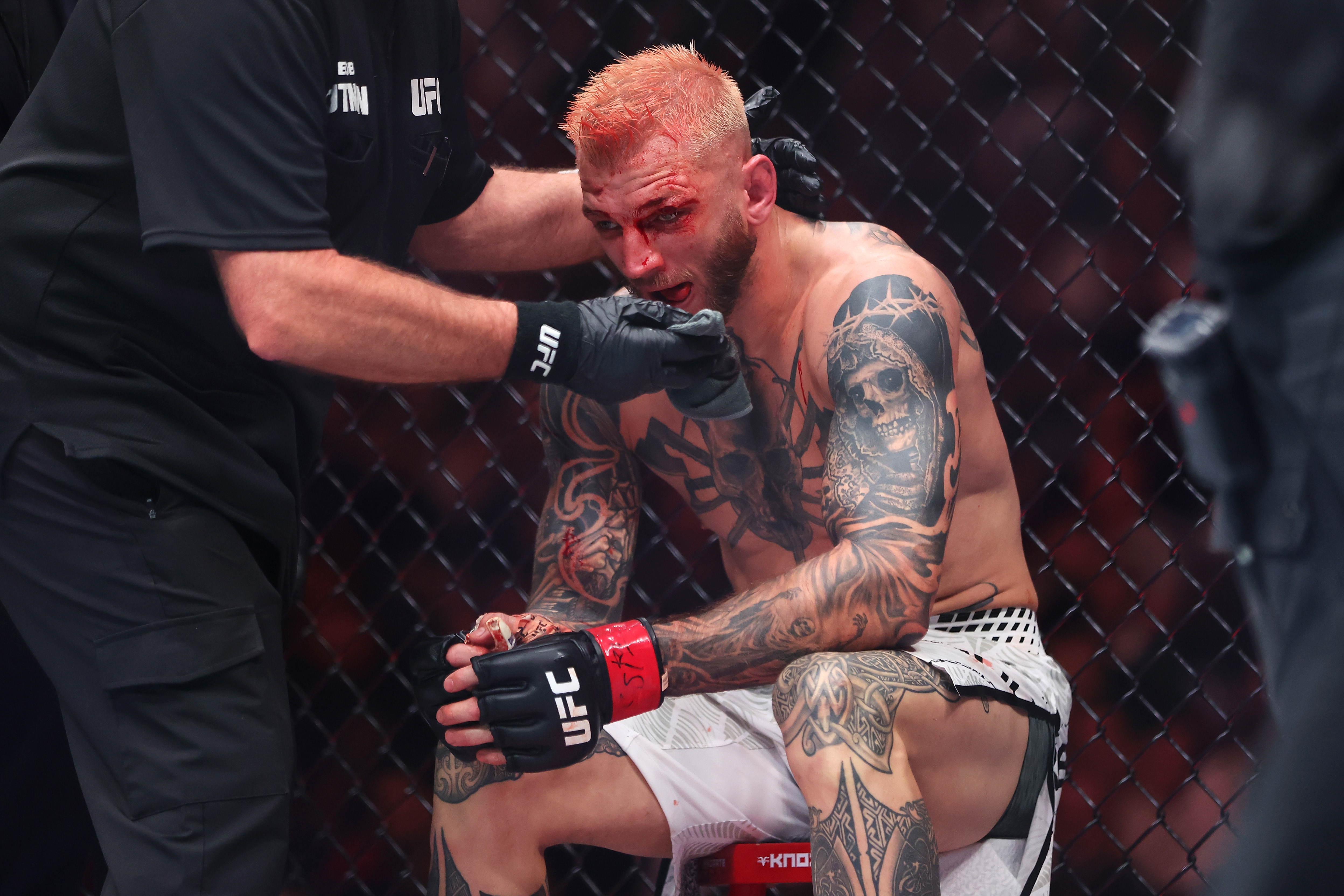 Saint Denis explose Hooker par TKO et exige la ceinture - « Je vais ętre champion »