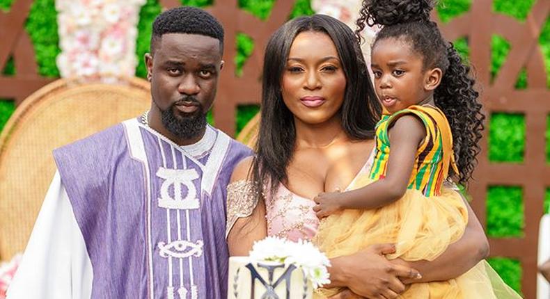 Adorable family, Sarkodie, Tracy and their cute daughter, Titi.